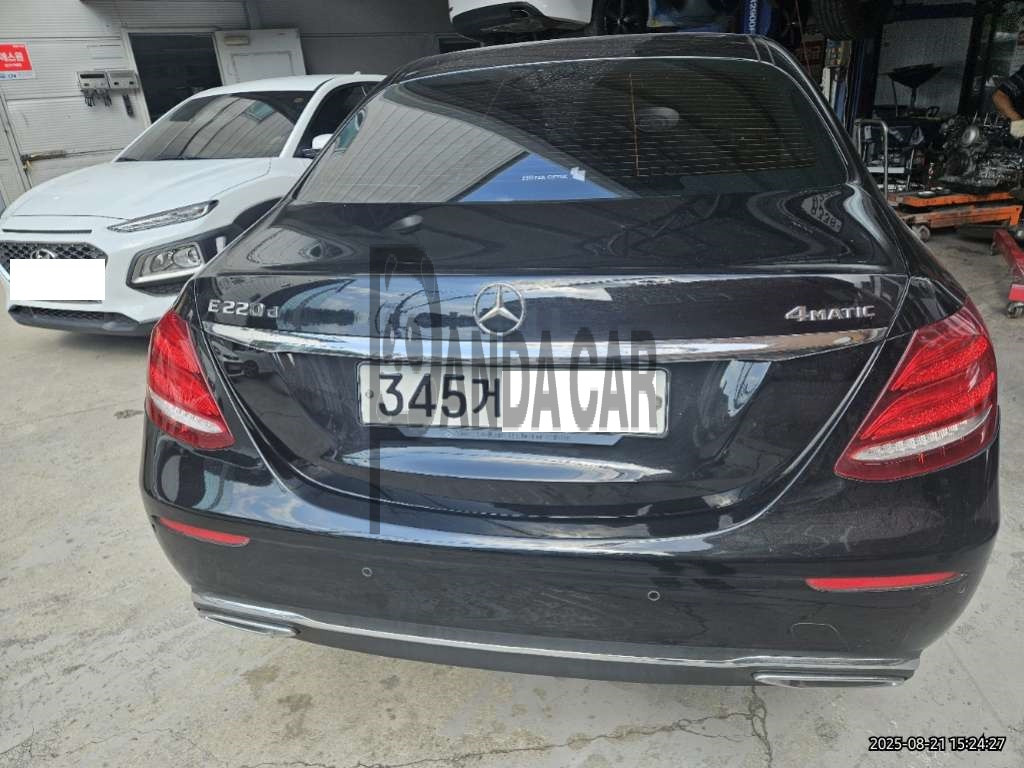 2018 Mercedes-Benz E220 d 4Matic, photograph 2