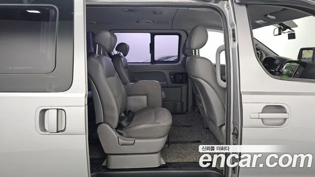 Hyundai Starex 12-Seater Wagon — photo 1 of 20