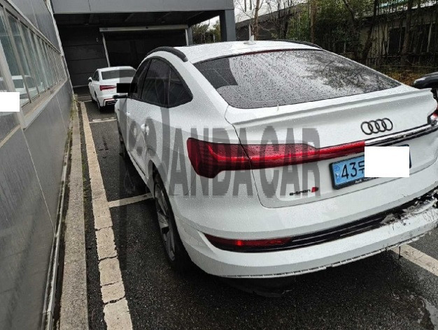2021 Audi etron Sportback 55 quattro, photograph 3