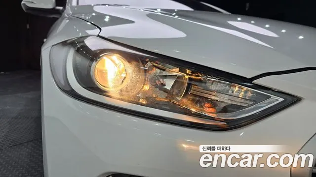 Hyundai AVANTE 1.6 e-VGT SMART — photo 1 of 30