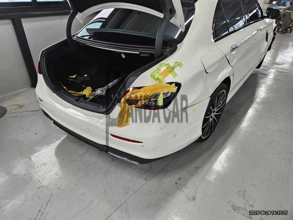 2023 Mercedes-Benz E350 4MATIC, photograph 4