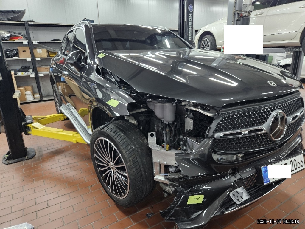 2023 Mercedes-Benz GLC300 4MATIC, photograph 2