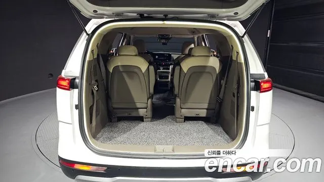 Kia Canival Gasoline 9-Seater Prestige — photo 1 of 29