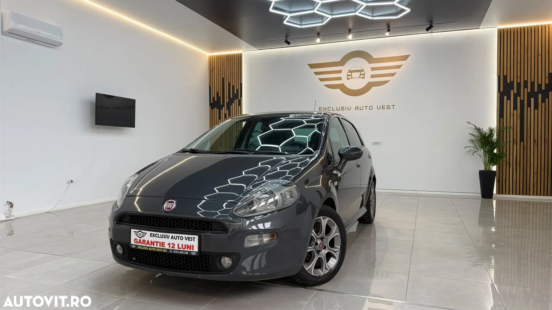 2016 Fiat Punto, photograph 2