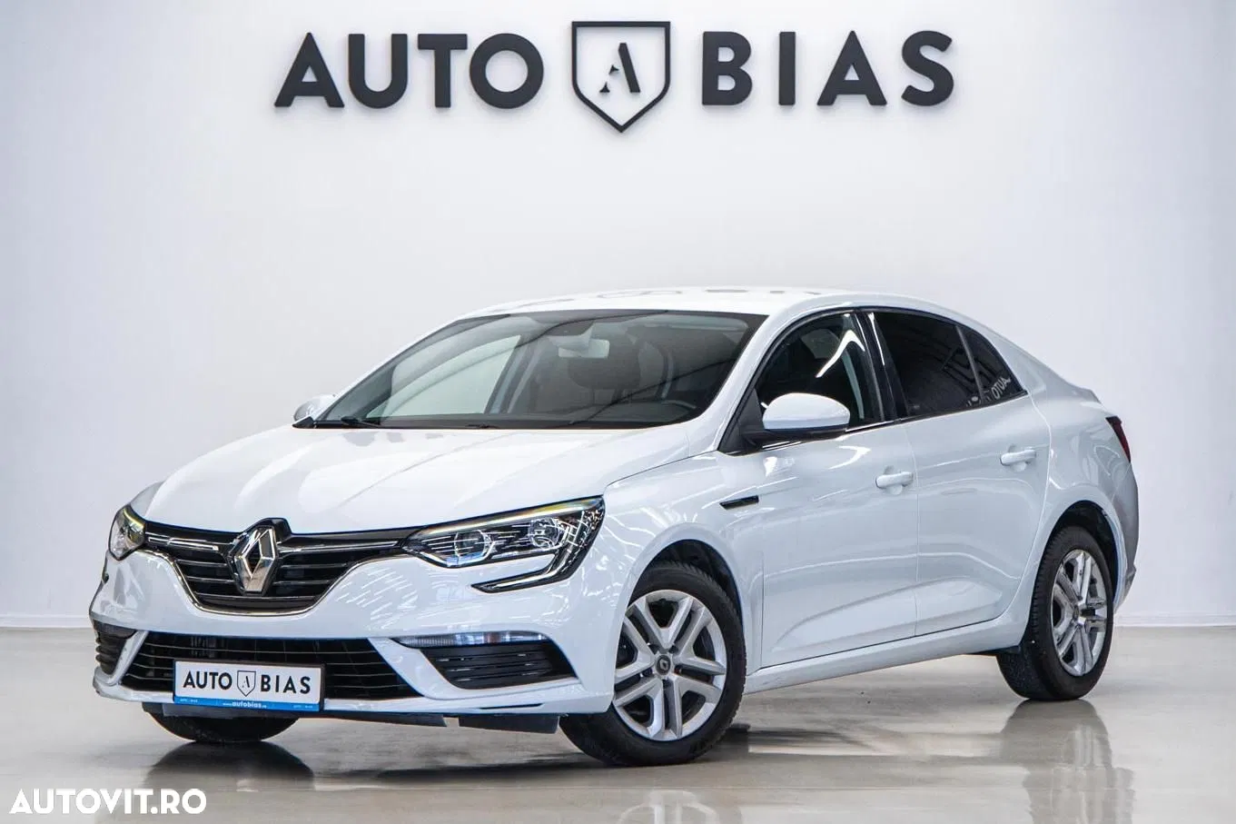 Renault Megane TCe 140 GPF EDC ZEN — photo 1 of 40