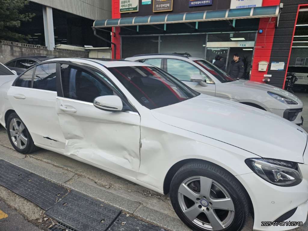 2017 Mercedes-Benz C200, photograph 3