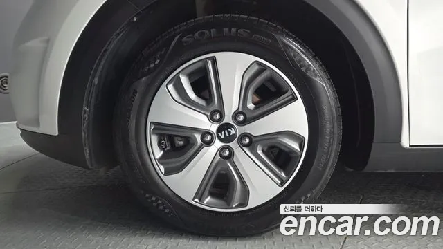 Kia Niro Prestige — photo 1 of 31