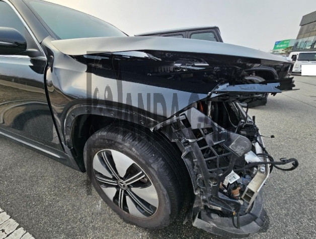 2023 Mercedes-Benz EQB300 4MATIC, photograph 3