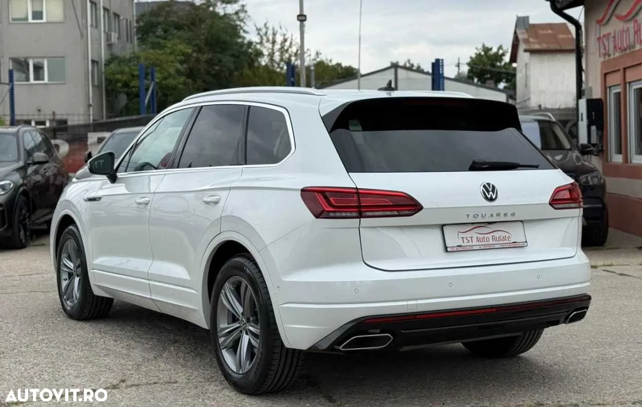 2022 Volkswagen Touareg, photograph 6