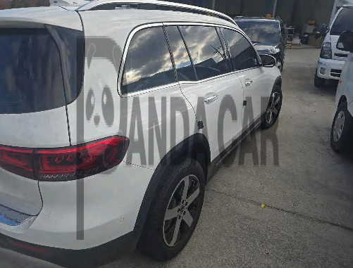 2020 Mercedes-Benz GLB220, photograph 3