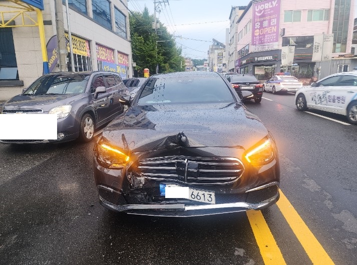 2021 Mercedes-Benz E300 e 4MATIC, photograph 4
