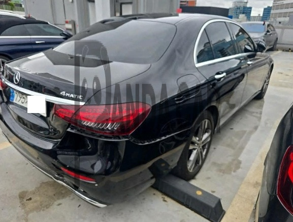 2022 Mercedes-Benz E350 4MATIC, photograph 2
