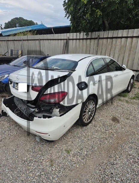 2021 Mercedes-Benz E250, photograph 3