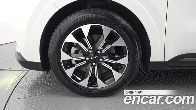 Kia Canival Gasoline 9-Seater Prestige — photo 1 of 33