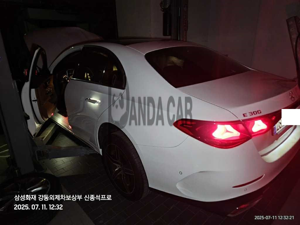 2025 Mercedes-Benz E 300 4MATIC, photograph 4