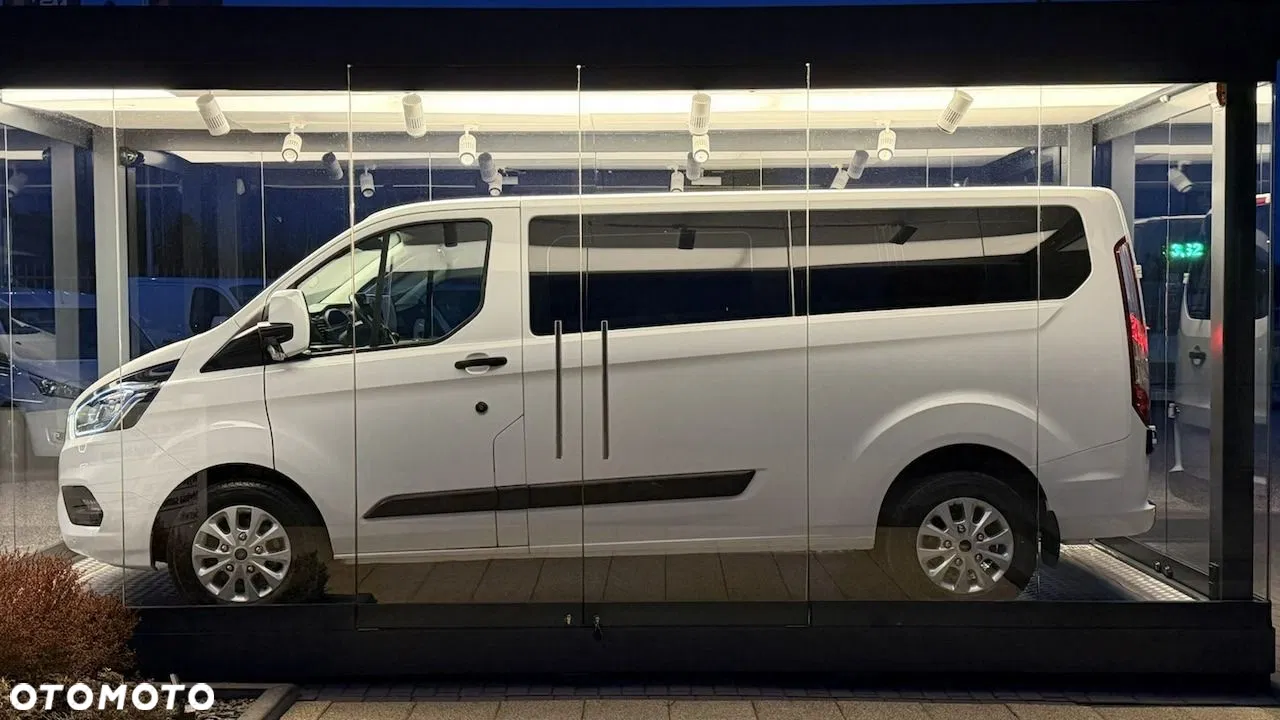 Ford Tourneo Custom — photo 1 of 28