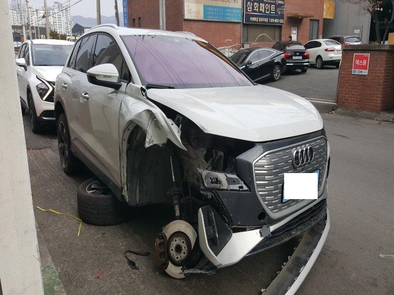 2022 Audi Q4 e-tron 40, photograph 2