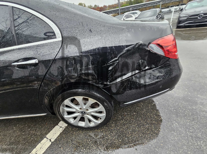 2019 Mercedes-Benz E300, photograph 3