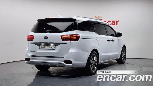 Kia Canival 9-Seater Prstige — photo 1 of 30