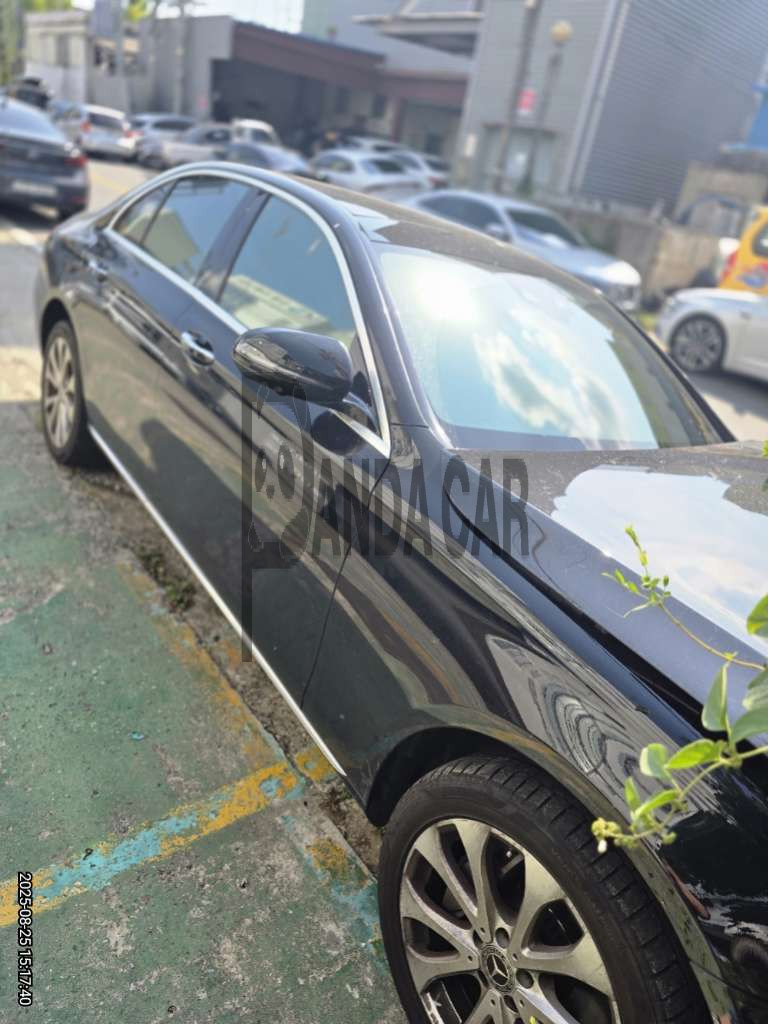2017 Mercedes-Benz E300 4Matic, photograph 5