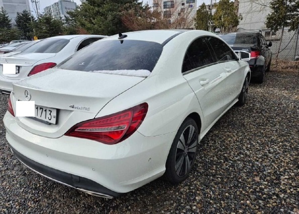 2017 Mercedes-Benz CLA250 4Matic, photograph 5
