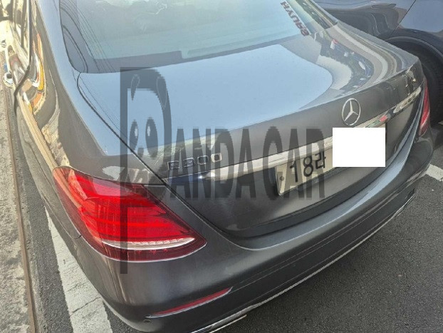 2017 Mercedes-Benz E300, photograph 3