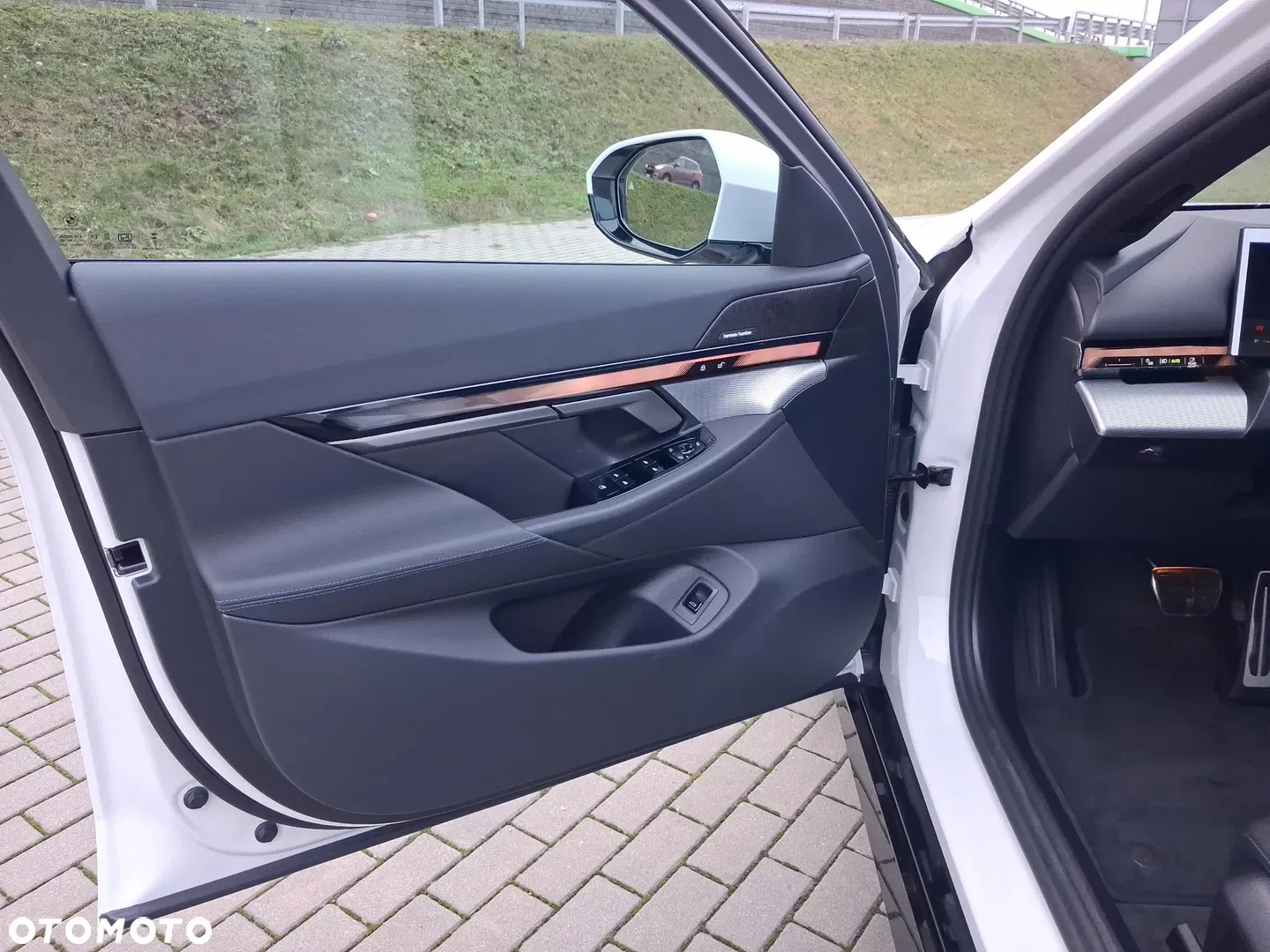 2025 BMW Seria 5, photograph 11