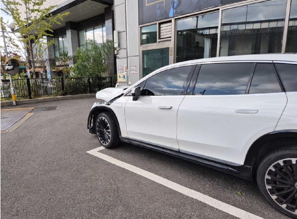 2023 Mercedes-Benz EQS580 4MATIC SUV, photograph 7