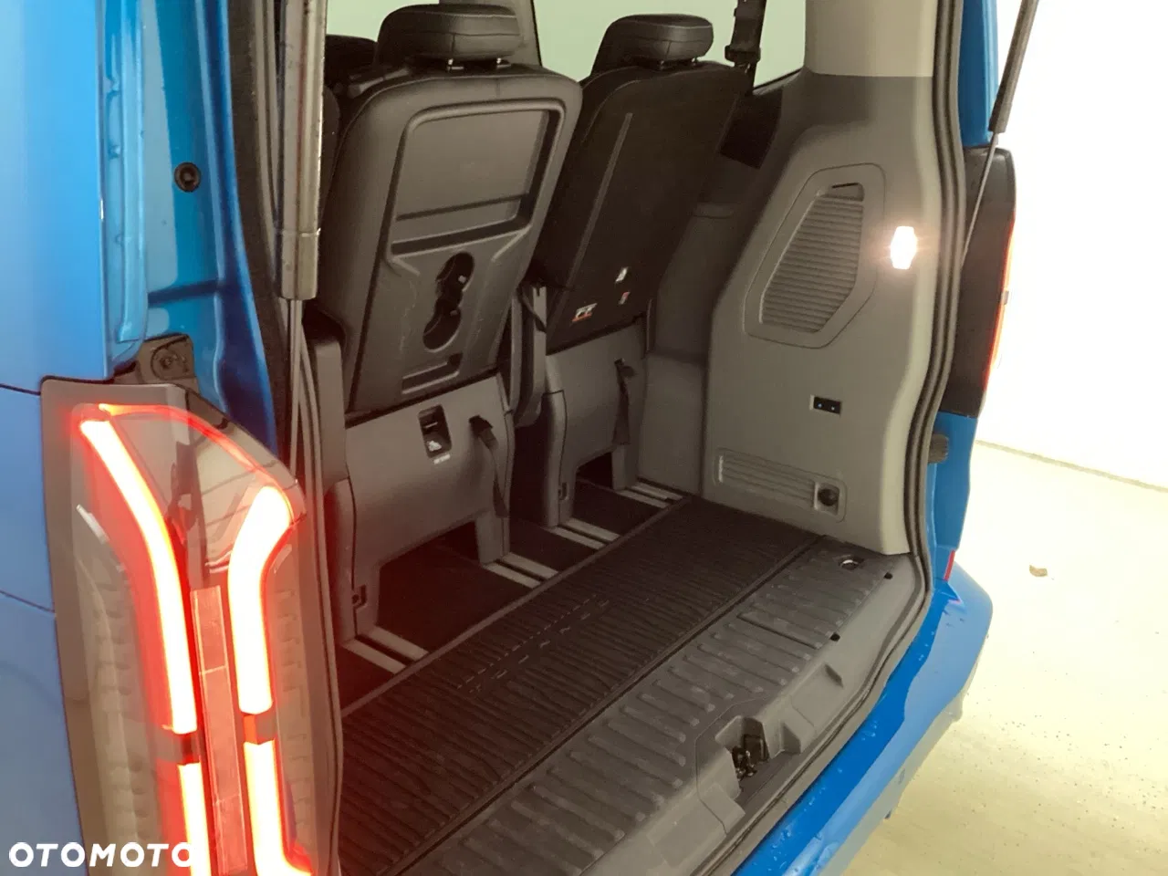 2025 Ford Tourneo Custom, photograph 4