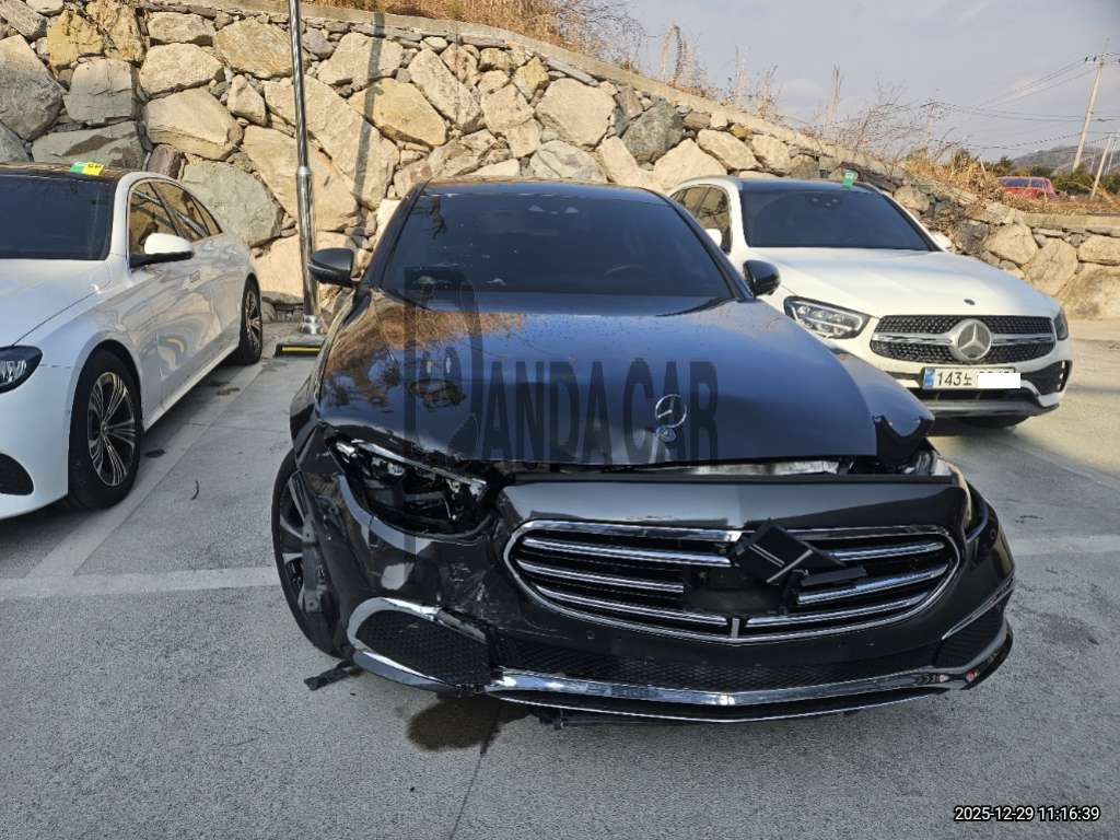 2021 Mercedes-Benz E300 e 4MATIC, photograph 1