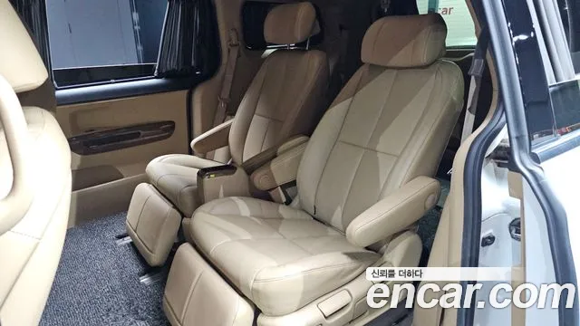 Kia Canival 7-seater Hi-limousine — photo 1 of 33