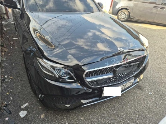 2020 Mercedes-Benz E 300, photograph 2