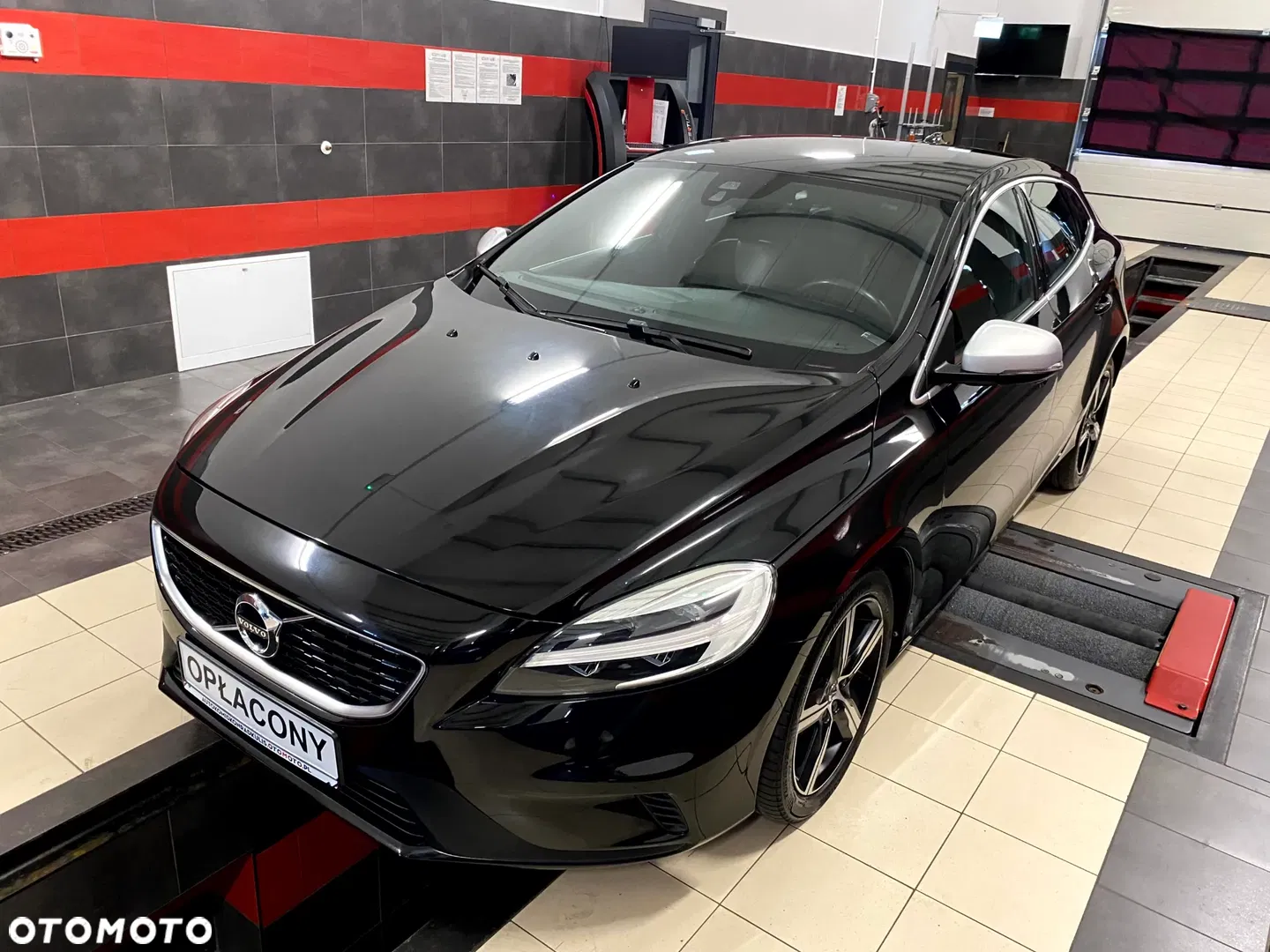 2017 Volvo V40 D2 Drive-E SCR R-Design Momentum, photograph 2