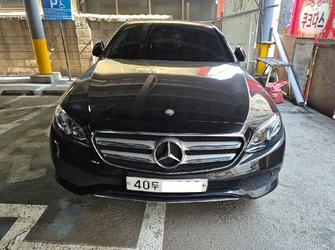 2017 Mercedes-Benz E220 d, photograph 1