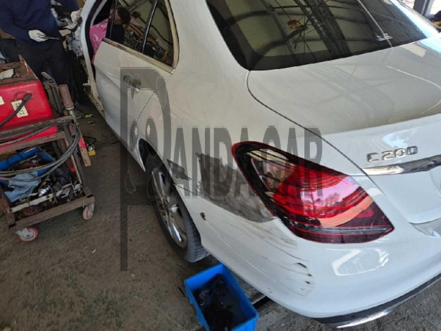 2020 Mercedes-Benz C200, photograph 3