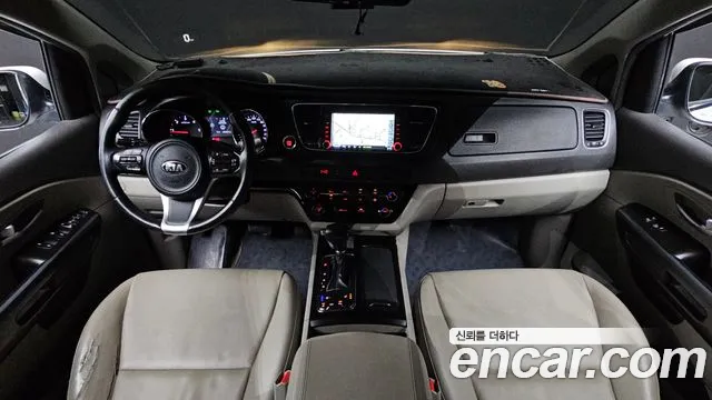 Kia Canival 9-seater Luxury — photo 1 of 20