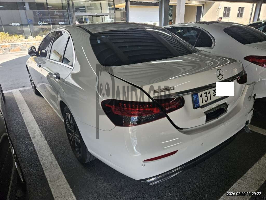 2022 Mercedes-Benz E250, photograph 2