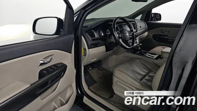 Kia Canival 9-Seater Luxury — photo 1 of 20