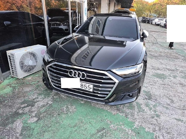 2020 Audi S8L TFSI, photograph 1