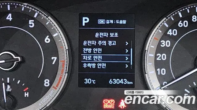 Hyundai Venue 1.6 Flux — photo 1 of 34