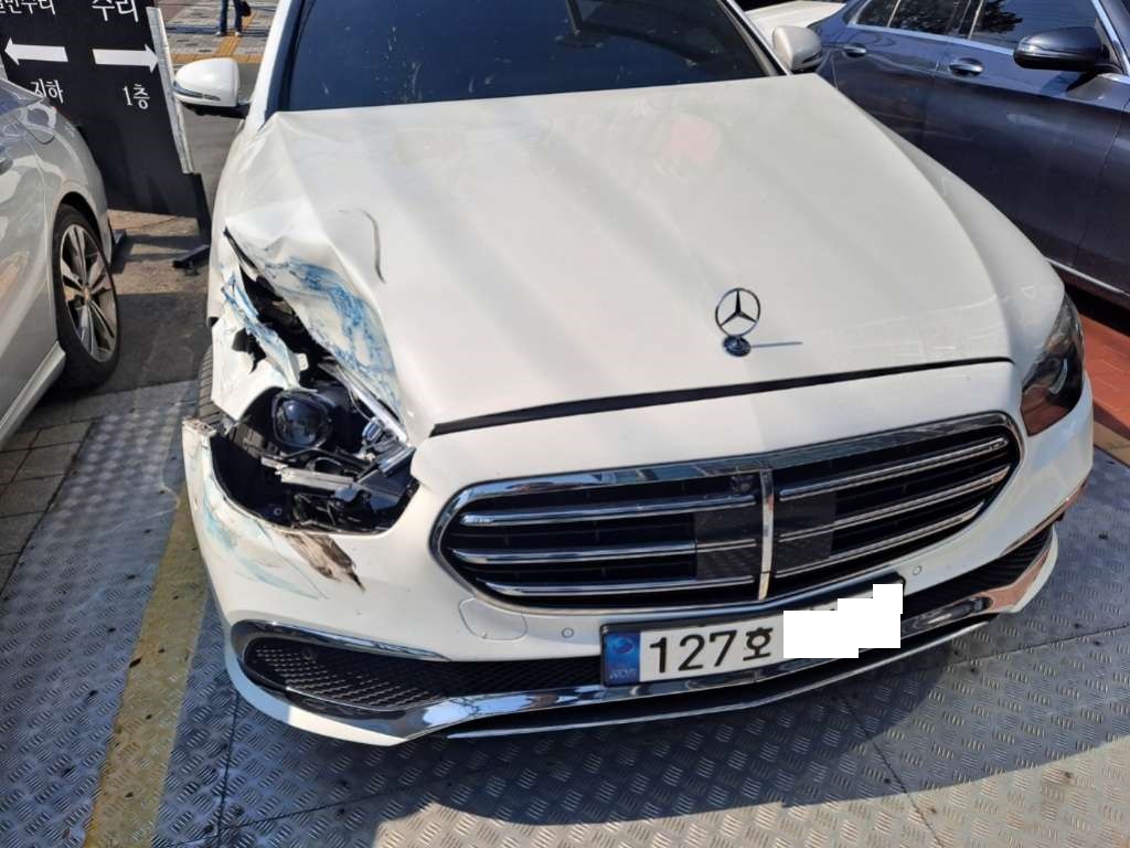 2022 Mercedes-Benz E250, photograph 1