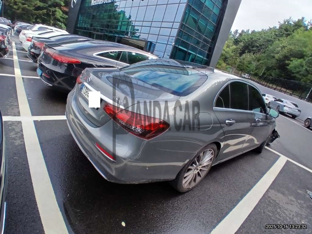 2021 Mercedes-Benz E350 4MATIC, photograph 3