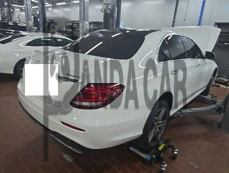 2020 Mercedes-Benz E 300 4MATIC, photograph 2