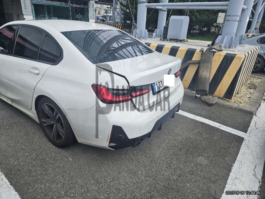 2025 BMW 320i, photograph 3