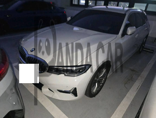 2021 BMW 320i Touring, photograph 3