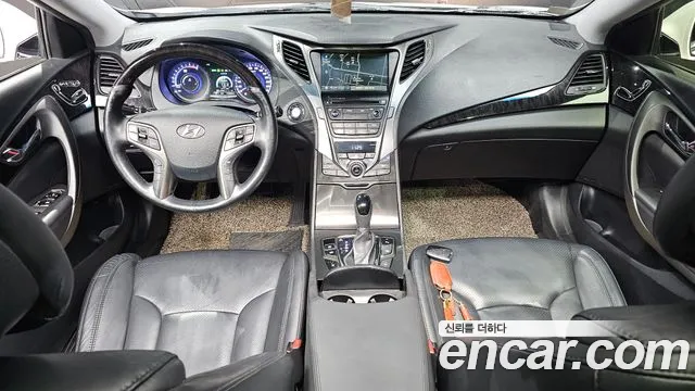 Hyundai Grandeur Premium — photo 1 of 33