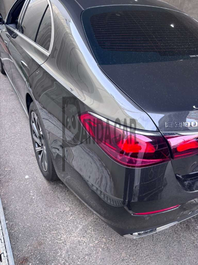 2025 Mercedes-Benz E 300 4MATIC, photograph 3
