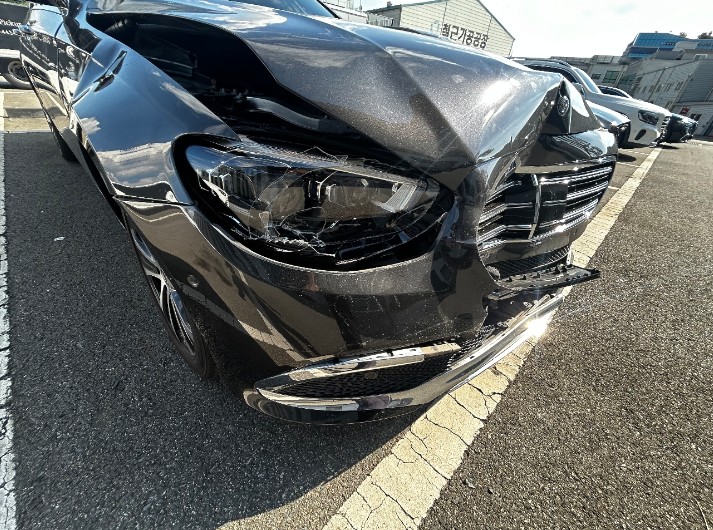 2021 Mercedes-Benz E300 e 4MATIC, photograph 1