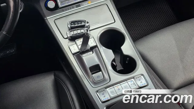 Hyundai Kona Premium — photo 1 of 20