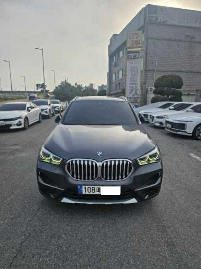 2022 BMW X1 xDrive20i, photograph 1